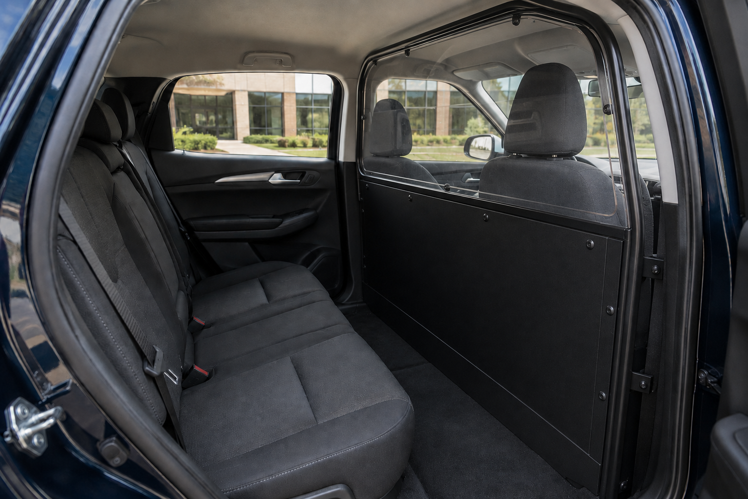 SUV passenger compartment equipped with a standard safety partition